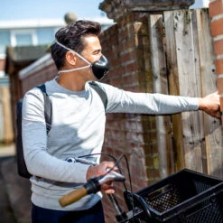 Koziol HI - Mund- Und Nasen- Maske In Cosmos Black 9 Koziol HI - Mund- Und Nasen- Maske In Cosmos Black -PureGlow Verkäufe koziol hi mund und nasen maske in cosmos black 4